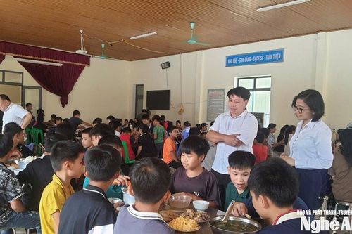 Ở nơi 'trường là nhà, thầy cô như mẹ cha'