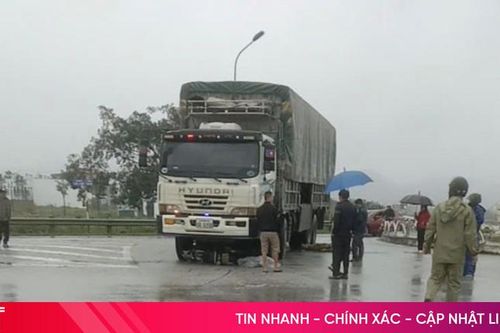 2 người đi xe máy bị xe tải cuốn vào gầm, một bị thương nặng