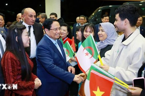 Thủ tướng Phạm Minh Chính gặp cộng đồng người Việt Nam tại Algeria