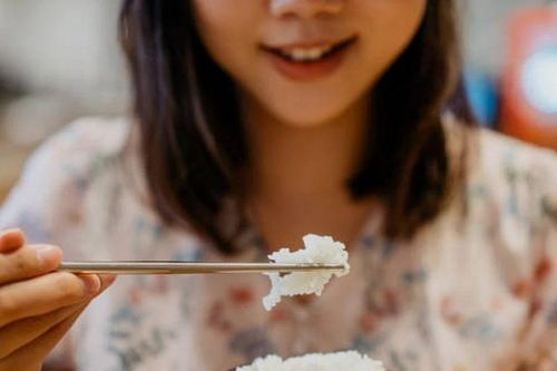 Ăn cơm nguội có thực sự hỗ trợ giảm cân tốt hơn cơm nóng?