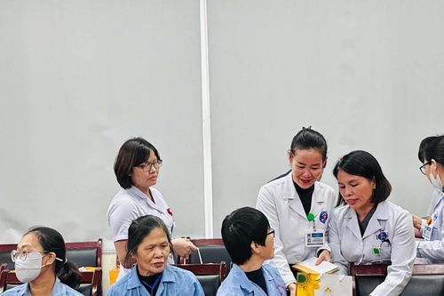 Trao quà động viên, tri ân người bệnh là giáo viên đang điều trị ung thư