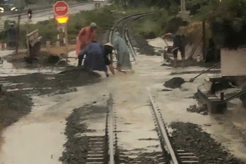 Ngừng chạy nhiều đoàn tàu do ảnh hưởng mưa lũ, ngập lụt