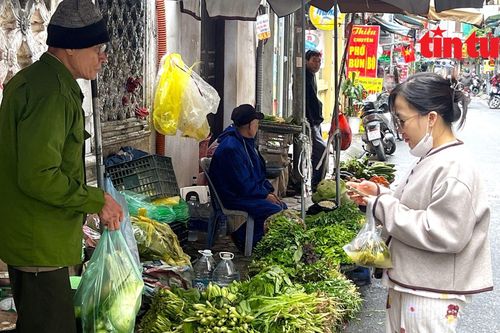 Giá rau xanh ở Hà Nội tăng 'chóng mặt'