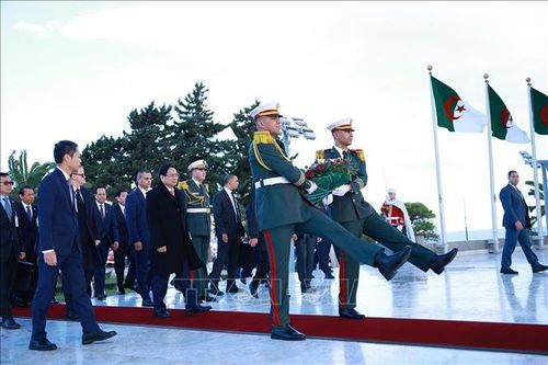 Thủ tướng đặt hoa tại Đài tưởng niệm Liệt sỹ Algeria