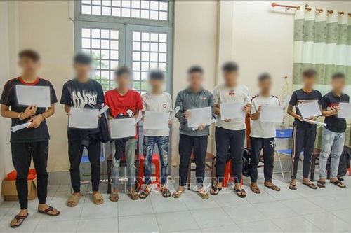 Bắt tạm giam 10 đối tượng dàn cảnh cướp điện thoại do mâu thuẫn tình cảm