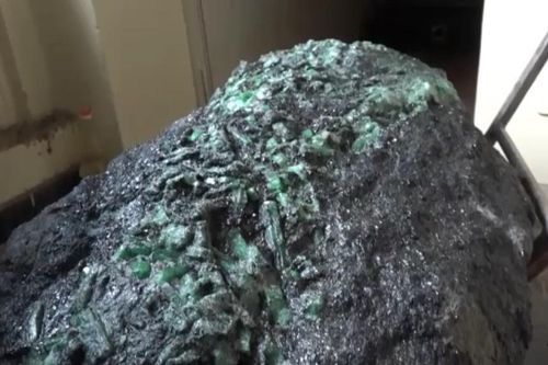 Madagascar phát hiện ngọc lục bảo 300 kg tại dinh tổng thống
