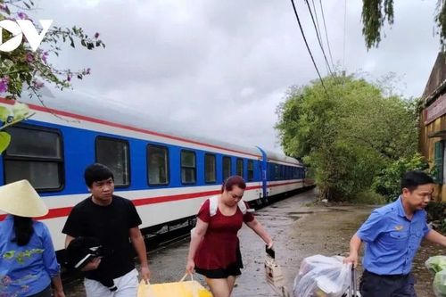 Dừng chạy 10 chuyến tàu Bắc-Nam do mưa lũ tại miền Trung