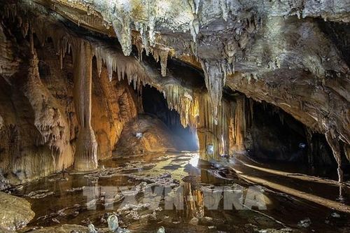 Chiêm ngưỡng vẻ đẹp nguyên sơ của động Nam Sơn xứ Mường