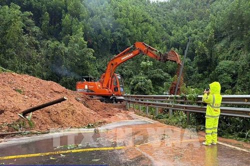 Mưa lũ gây sạt lở, chia cắt nhiều tuyến giao thông tại Đắk Lắk