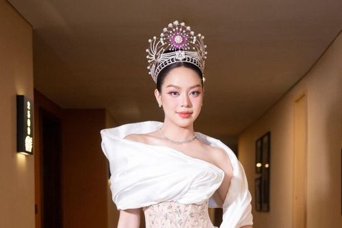 Clip 17 giây của Hoa hậu Thanh Thủy vô tình để lộ chi tiết 'khó đỡ'
