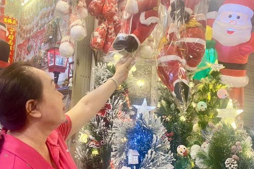 TPHCM: Không khí Noel đến sớm, thị trường đồ trang trí vắng khách