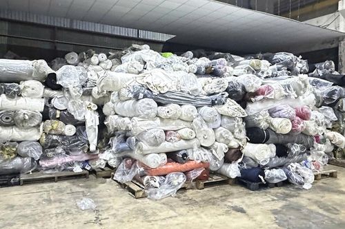 TPHCM: Phát hiện kho hàng trên 100 tấn vải cuộn không rõ nguồn gốc