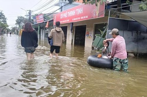 Hơn 700 ngôi nhà ở TP Huế vẫn bị ngập, nhiều tuyến phố phải di chuyển bằng thuyền