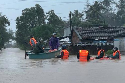 Đắk Lắk: Bộ đội Biên phòng khẩn trương sơ tán người dân và tài sản trong mưa lũ