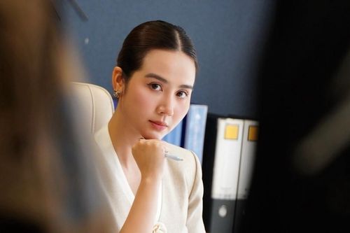 Huyền Lizzie trong phim 'Cách em 1 Milimet': Mẹ đơn thân xinh đẹp tuổi 35, tay chơi hàng hiệu khét tiếng