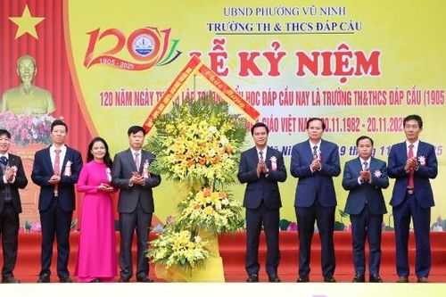 Phó Chủ tịch UBND tỉnh Lê Xuân Lợi dự Lễ kỷ niệm 120 năm thành lập Trường Tiểu học Đáp Cầu