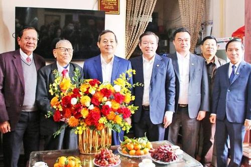Chủ tịch UBND tỉnh Phạm Hoàng Sơn thăm, chúc mừng các Nhà giáo Nhân dân