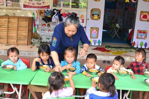 Bám trường, dạy chữ ở bản 'đa không'
