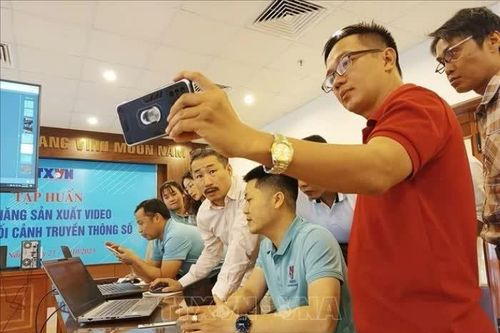 Thắp sáng tri thức, khơi nguồn nhân văn - sứ mệnh kép của người làm báo thời đại số