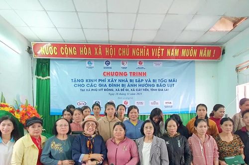 Hội LHPN tỉnh trao tặng kinh phí cứu trợ hội viên phụ nữ bị thiệt hại trong cơn bão số 13