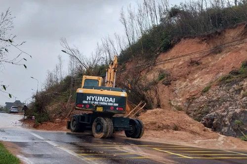 Gia Lai: Khẩn trương xử lý các điểm sạt lở trên tuyến quốc lộ 1D