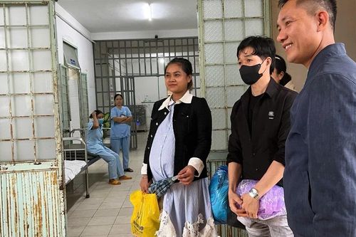 Gia Lai: Vượt lũ gần 10 km đưa thai phụ đến bệnh viện cấp cứu