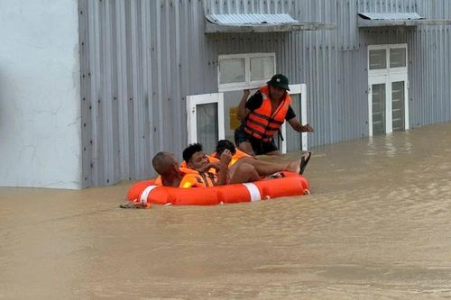 Sư đoàn 31 và Trường Quân sự Quân đoàn 34 xuất quân hỗ trợ người dân vùng lũ