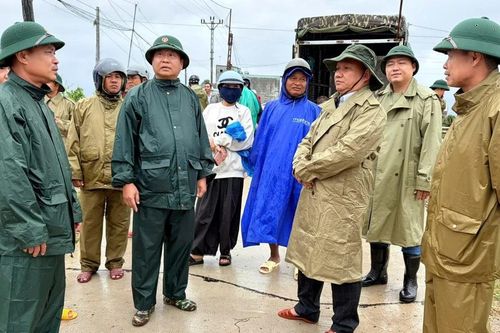 Phó Bí thư Thường trực Tỉnh ủy Rah Lan Chung kiểm tra các điểm ngập lụt tại phường Ayun Pa và xã Ia Sao, Ia Tul