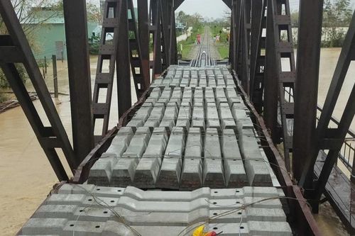 Kịp thời gia tải 2 cầu đường sắt trên tuyến Diêu Trì - Quy Nhơn