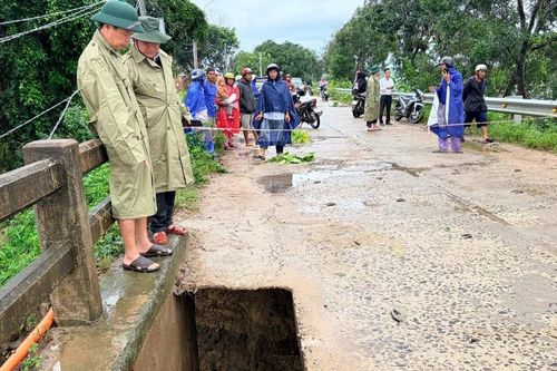 Sạt lở nghiêm trọng, phong tỏa cầu nối phường Ayun Pa và xã Ia Tul