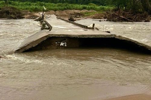Làng Hrách tiếp tục bị cô lập do đường tạm mới hoàn thành bị lũ cuốn trôi