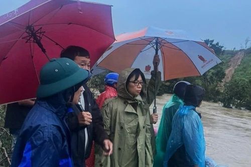 Phó Chủ tịch UBND tỉnh Nguyễn Thị Thanh Lịch kiểm tra công tác ứng phó với mưa lũ tại một số địa phương