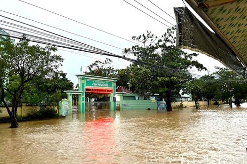 Mưa lớn gây ngập lụt trở lại, nhiều trường tiếp tục cho học sinh nghỉ học