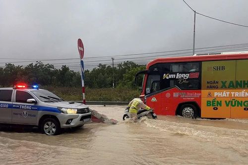 Quốc lộ 1 nhiều đoạn ngập sâu, người dân và phương tiện tránh đi vào khu vực đóng đường hoặc bị ngập