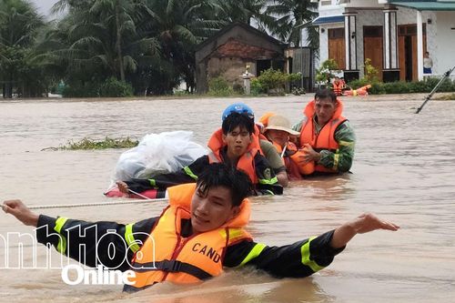 Chiến sĩ công an đu dây cứu người dân trong vùng lũ