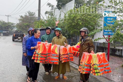 Nước sông Dinh dâng cao, xã Phước Hậu sơ tán 112 hộ dân đến nơi an toàn