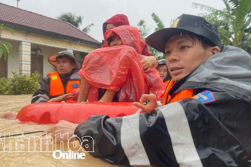 Chiến sĩ công an quên mình cứu dân trong mưa lũ