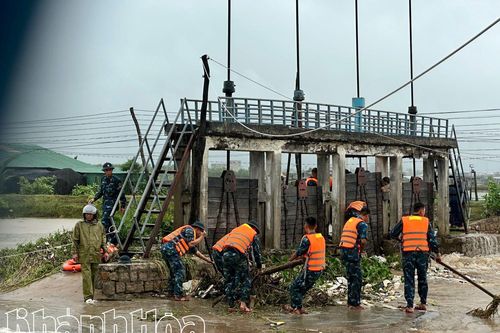 Sư đoàn Phòng không 377 nỗ lực giúp dân ứng phó mưa lũ