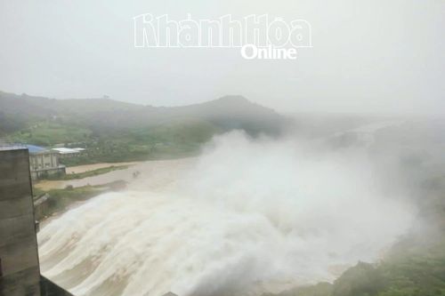 Hồ Sông Cái mở 5 cửa van, qua tràn gần 1.400 m³/s