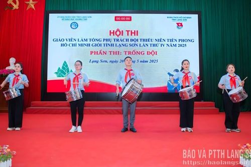 Giáo viên mang khăn quàng đỏ giữ lửa công tác Đội