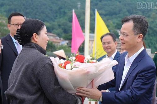 Phó Chủ tịch UBND tỉnh Nguyễn Thành Sinh đón đại biểu Trung Quốc tới tham dự Hội chợ Thương mại Quốc tế Việt – Trung (Lào Cai) lần thứ 25