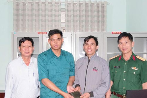 Chiến sĩ dân quân phường Đông Gia Nghĩa trả lại tài sản cho người dân đánh rơi