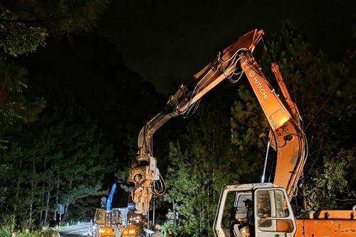Xuyên đêm khẩn cấp gia cố điểm sạt lở trên đèo Mimosa