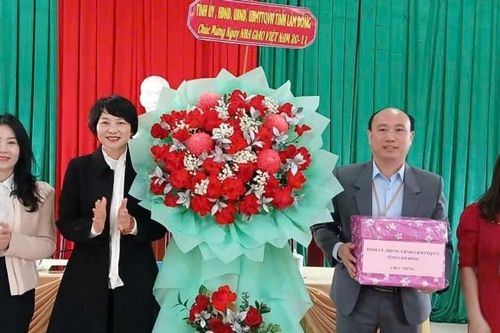 Phó Bí thư Tỉnh ủy Phạm Thị Phúc thăm, chúc mừng thầy cô giáo Trường Tiểu học Đạ Sar