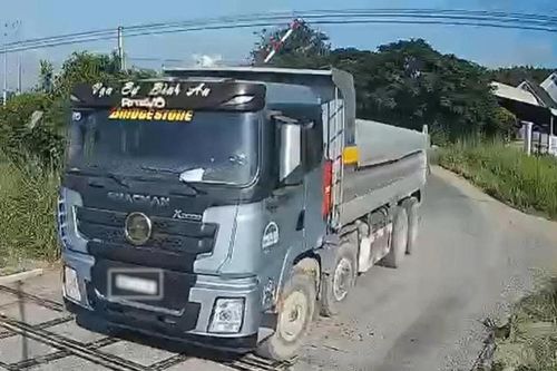 Xử phạt tài xế làm hư cần chắn tại điểm giao đường sắt Bắc - Nam