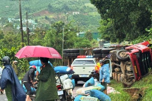 Xe Container và ô tô con va chạm trên Quốc lộ 28 khiến 5 người bị thương