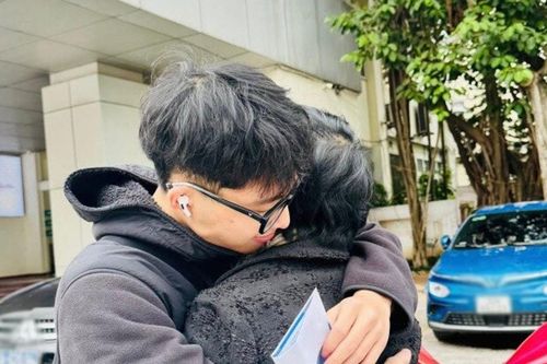 MC Thảo Vân hạnh phúc bên con trai trong ngày Nhà giáo Việt Nam