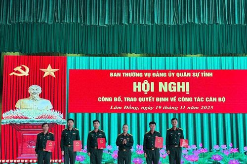 37 sĩ quan, quân nhân chuyên nghiệp được thăng quân hàm