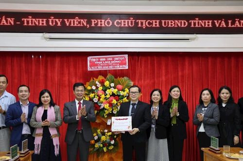 Lãnh đạo UBND tỉnh Lâm Đồng chúc mừng các cơ sở giáo dục nhân ngày Nhà giáo Việt Nam 20/11