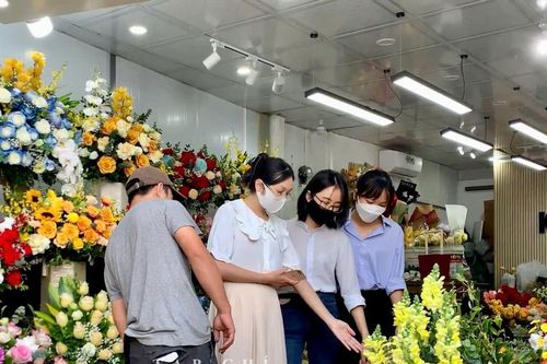 Thị trường quà 20/11: Hoa tươi tăng giá, quà thiết thực hút khách